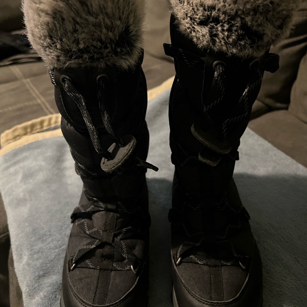 Timberland woman’s waterproof high snow boots never worn. Mint condition